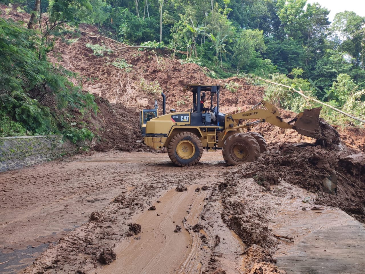 Jalan Nasional Kuningan Majalengka Masih Tertutup Longsor Tiga Alat