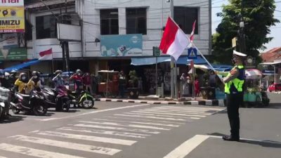 Pengguna Jalan di Kuningan Kompak Berhenti Sejenak, Sambil Sikap Sempurna dan Hormat