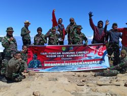 15 Prajurit Kodim Kuningan Rayakan HUT RI ke-76 di Puncak Gunung Ciremai