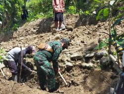 Babinsa dan Masyarakat Gotong Royong Bangun Jalan di Pakapasan Hilir