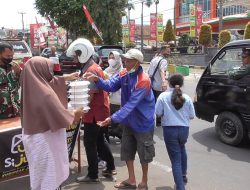 Si Jum Kuningan dan TNI Bagikan Ratusan Paket Makan Siang