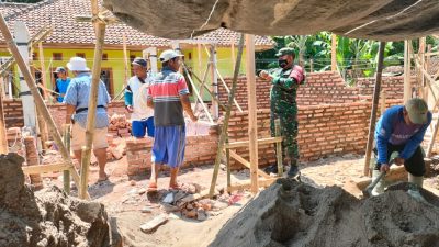 Pengerjaan Rutilahu di Desa Cileuya, Babinsa Turut Mendampingi