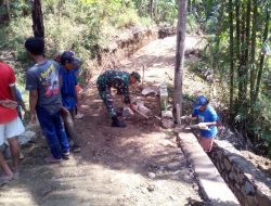 Warga dan Babinsa Gotong Royong Bangun Jalan di Desa Mungkaldatar