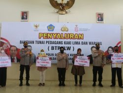 PKL dan Pemilik Warung Diberi Bantuan Tunai Oleh Polres Kuningan