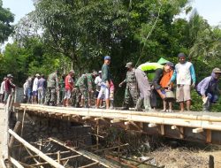 Babinsa dan Warga Cor Jembatan Cipaku