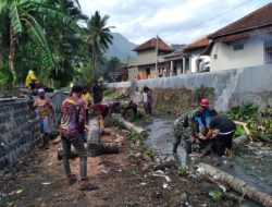 Masuk Musim Hujan, Babinsa dan Warga Bersihkan Sungai Ciangir