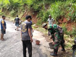 Perbaiki Jalan Rusak, Babinsa dan Warga Citangtu Gotong Royong