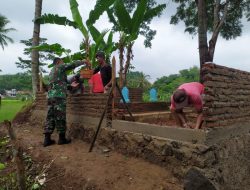 Babinsa Ancaran Bantu Warga Renovasi Petilasan Embah Buyut Gunung