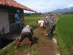 JUT Sepanjang 300 Meter Dibersihkan Babinsa dan Warga