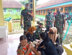 TNI dan Relawan Vaksin Warga Cipedes Secara “Door to Door”