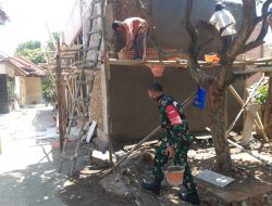 Babinsa Kaliaren Bantu Renovasi Mushola