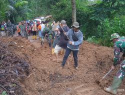 Tebing Longsor Menutup Akses Jalan
