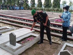 Peringati Hari Juang Kartika TNI AD ke-76, Keluarga Besar Kodim 0615/Kuningan Tabur Bunga di TMP Haurduni