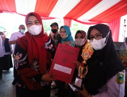 Tutup Akhir Tahun, Bunda Menyapa Berikan Hadiah