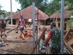 Jalin Kebersamaan dengan Warga, Babinsa Cipondok Bantu Pembangunan Rutilahu