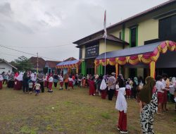 Ratusan Warga Datangi Balai Desa Cikandang