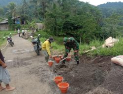 Cegah Bahaya Longsor, Babinsa Jatisari dan Masyarakat Bangun TPT