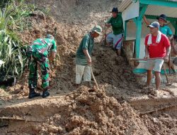 2 Rumah di Ciniru Terdampak Longsor, Anggota Koramil Ciniru Turun Tangan