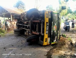 Diduga Hilang Kendali, Mobil Truck Terguling Melintang