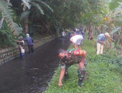 Antisipasi Banjir, Babinsa dan Masyarakat Bersihkan Saluran Air