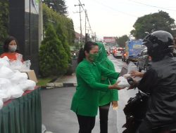 Persit Kodim Kuningan Bagikan Ratusan Takjil