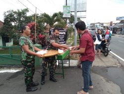 Jelang Buka Puasa, Koramil Cilimus Bagikan Takjil Gratis
