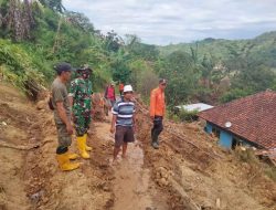 Anggota TNI Bantu Warga Bersihkan Material Longsor