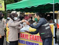 Polwan Polres Kuningan Sebar 1000 Takjil