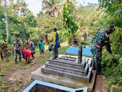 Jaga Kearifan Lokal, Anggota Koramil Ciwaru Bantu Warga Bersihkan TPU