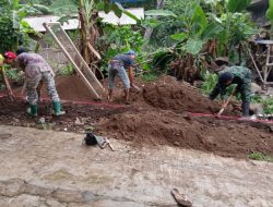 Babinsa Cengal Bantu Warga Lakukan Pelebaran Jalan