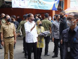 Tinjau Pasar di Bogor, Presiden RI Berikan Paket Sembako dan BLT