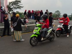 TKCI Bagikan 500 Paket Takjil di Tugu Sajati