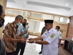 Bupati Kuningan Salurkan Dana Stimulan Bagi Ketua RT, RW dan LPM