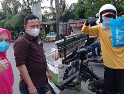 Timsos PMB Uniku Berbagi Ratusan Paket Takjil di Sumber Cirebon