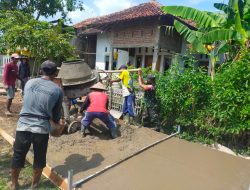 Babinsa dan Warga Desa Sukajaya Kerja Bakti Cor Jalan Usaha Tani