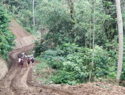 Demi Sekolah, Bocah-Bocah Pemberani Kampung Pamugaran Jalan Kaki 1,5 Km