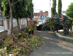 Anggota Polsek dan Koramil Cibingbin Kompak, Kerja Bakti Bersihkan Masjid