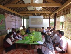 Pegawai Bawaslu Kuningan Dilatih Menulis Press Release