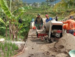 Babinsa dan Warga Gotong Royong Bangun JUT di Kramatmulya