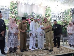 Hadir di Pernikahan Oca dan Giri, Bupati Serahkan “Paduka”