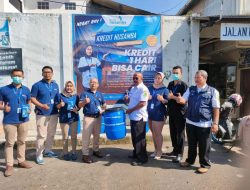 Peduli Kebersihan, BPR Nusamba Berikan Bantuan Tong Sampah ke Pasar Baru Kuningan