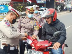 Sempat Membuat Panik Warga, Polisi Bagikan Ratusan Bendera Merah Putih