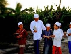 Santri, Calon Ulama Penegak Agama