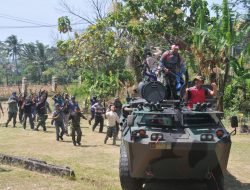 Pasukan TNI dan Komponen Anak Bangsa Melakukan Operasi Penyergapan dan Penghancuran Instalasi