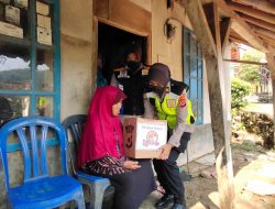 Genap 74 Tahun, Polwan Polres Kuningan Door to Door Bagikan Bingkisan