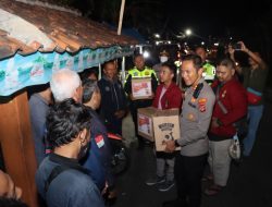 BBM Naik, Kapolres Kuningan Berikan Bantuan Sembako ke Tukang Ojek