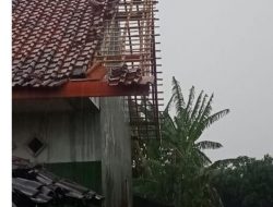 Angin Puting Beliung Hempaskan Genting Rumah Warga