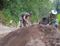 Atasi Jalan yang Licin, Babinsa dan Masyarakat Selajambe Cor Jalan