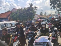 Ratusan Warga Kuningan Lakukan Aksi Dorong Motor ke Gedung DPRD