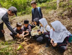 Cegah Meluasnya Lahan Kritis, MI PUI Kuningan Tanam Pohon di Lempong Balong